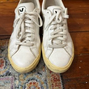 Veja sneakers EU 38, I am a size 8 US and these fit perfectly.